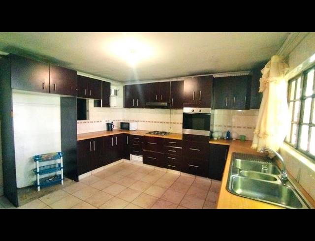 5 BEDROOM HOUSE FOR SALE IN PRESTBURY